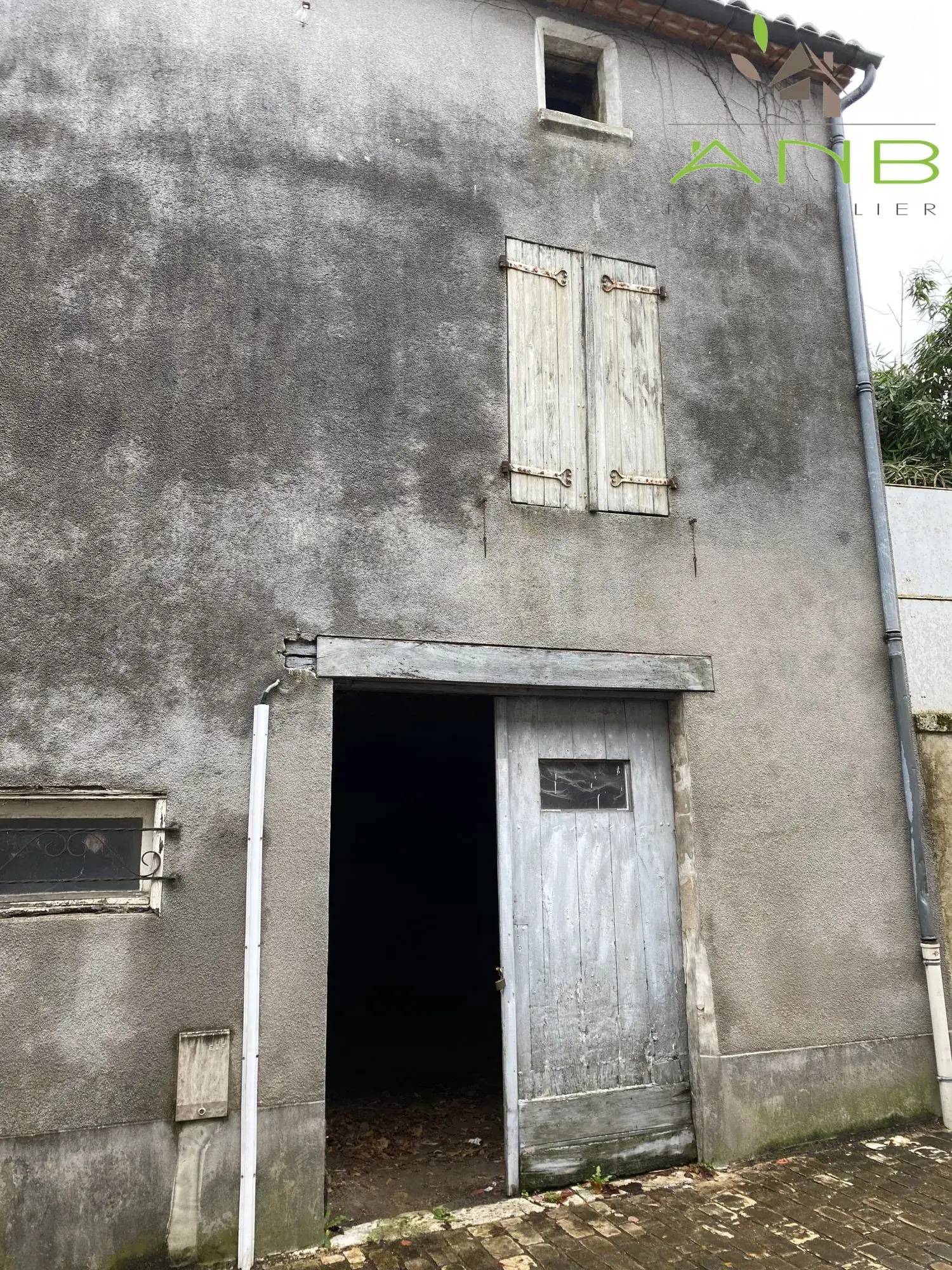 Immeuble à Montbron avec potentiel d'aménagement et garage 