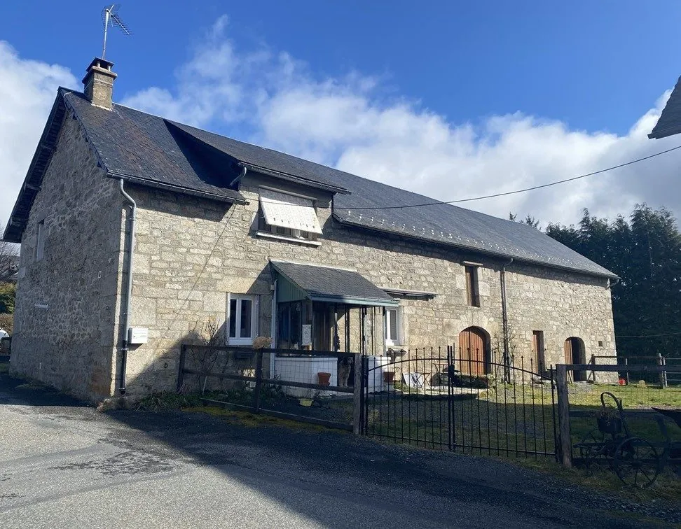 Charmante ferme avec dépendances à Bonnefond, cadre rural avec fort potentiel 
