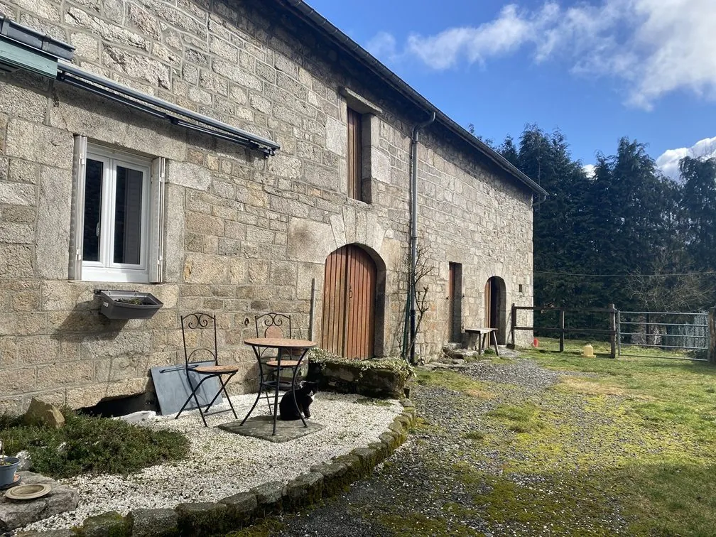 Charmante ferme avec dépendances à Bonnefond, cadre rural avec fort potentiel 