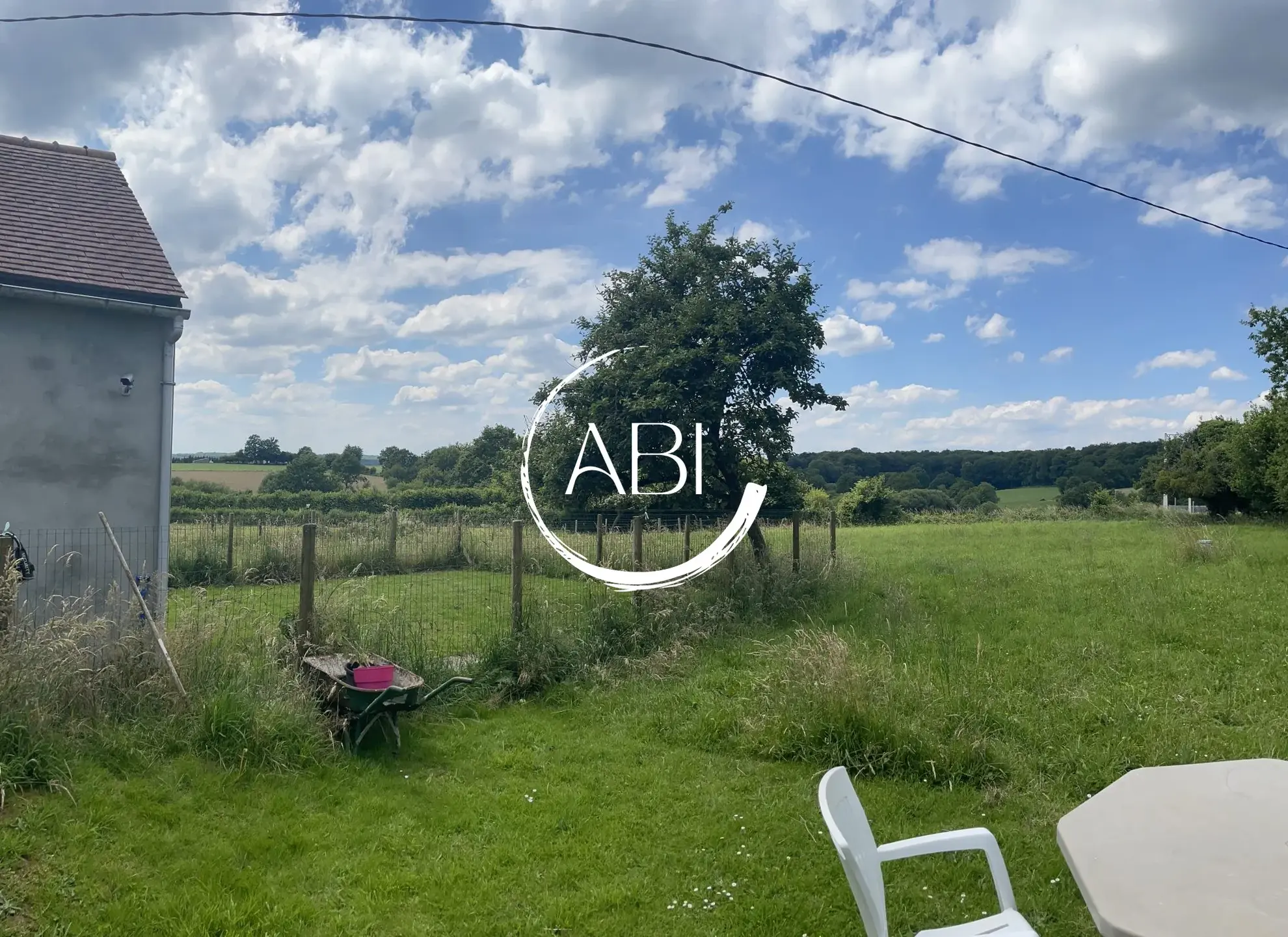 Longère en pierre à rénover avec vue sur la forêt et garage en campagne - 100 m² 