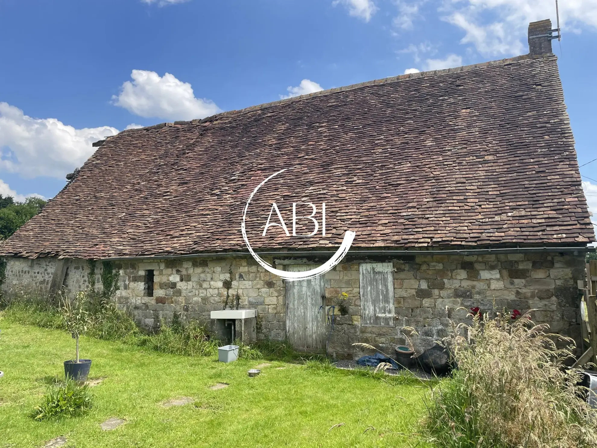 Longère en pierre à rénover avec vue sur la forêt et garage en campagne - 100 m² 