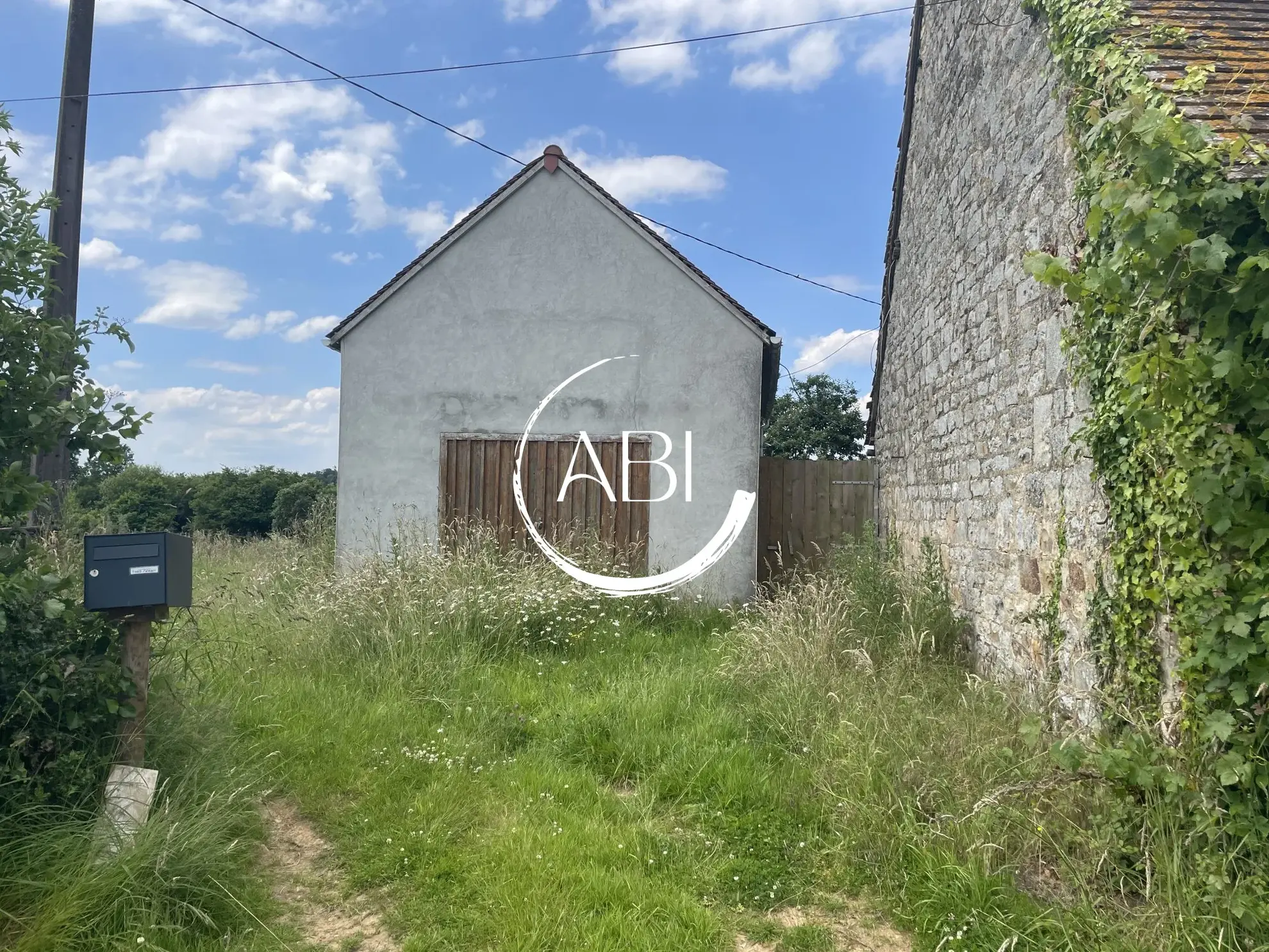 Longère en pierre à rénover avec vue sur la forêt et garage en campagne - 100 m² 