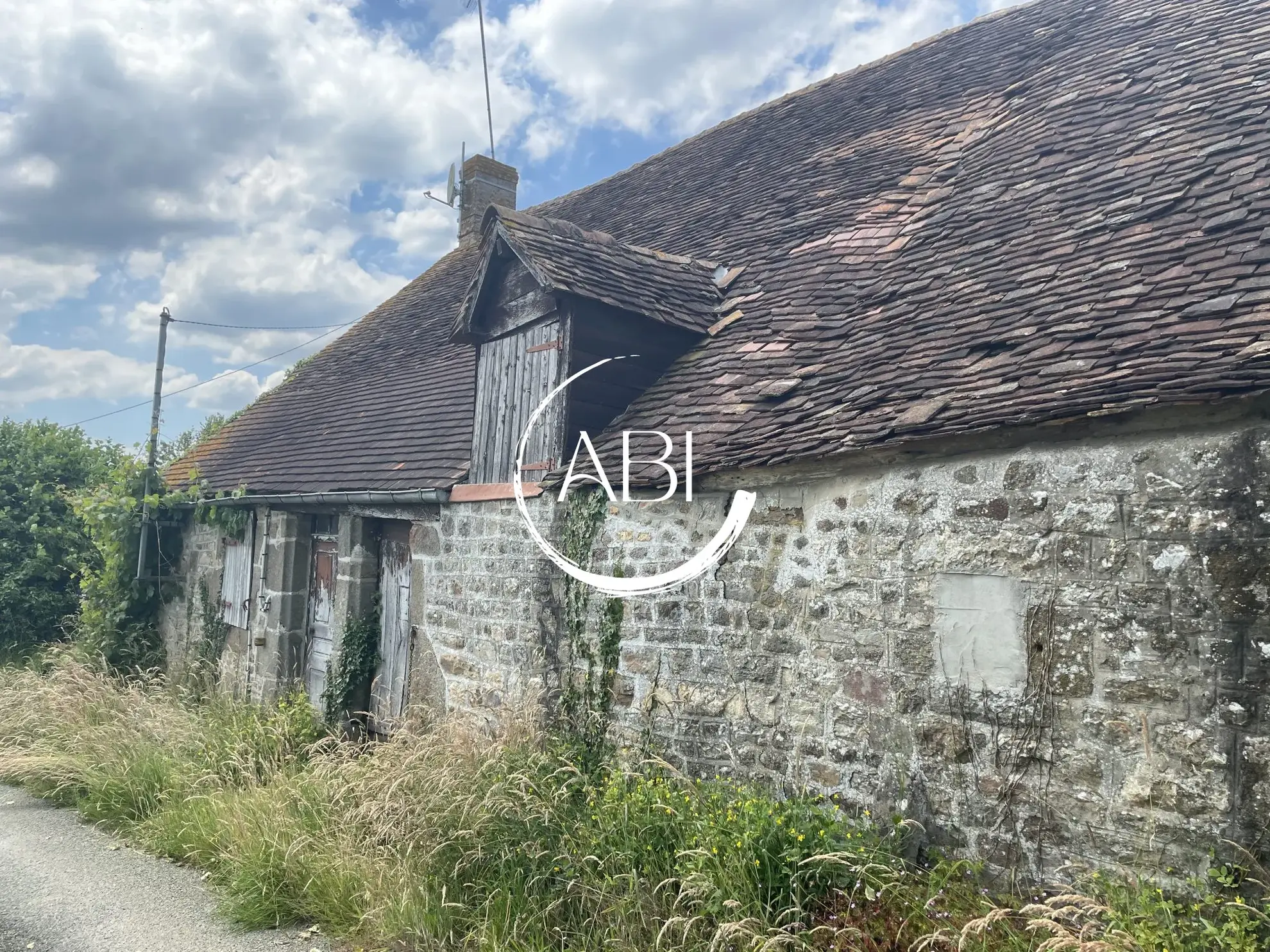 Longère en pierre à rénover avec vue sur la forêt et garage en campagne - 100 m² 