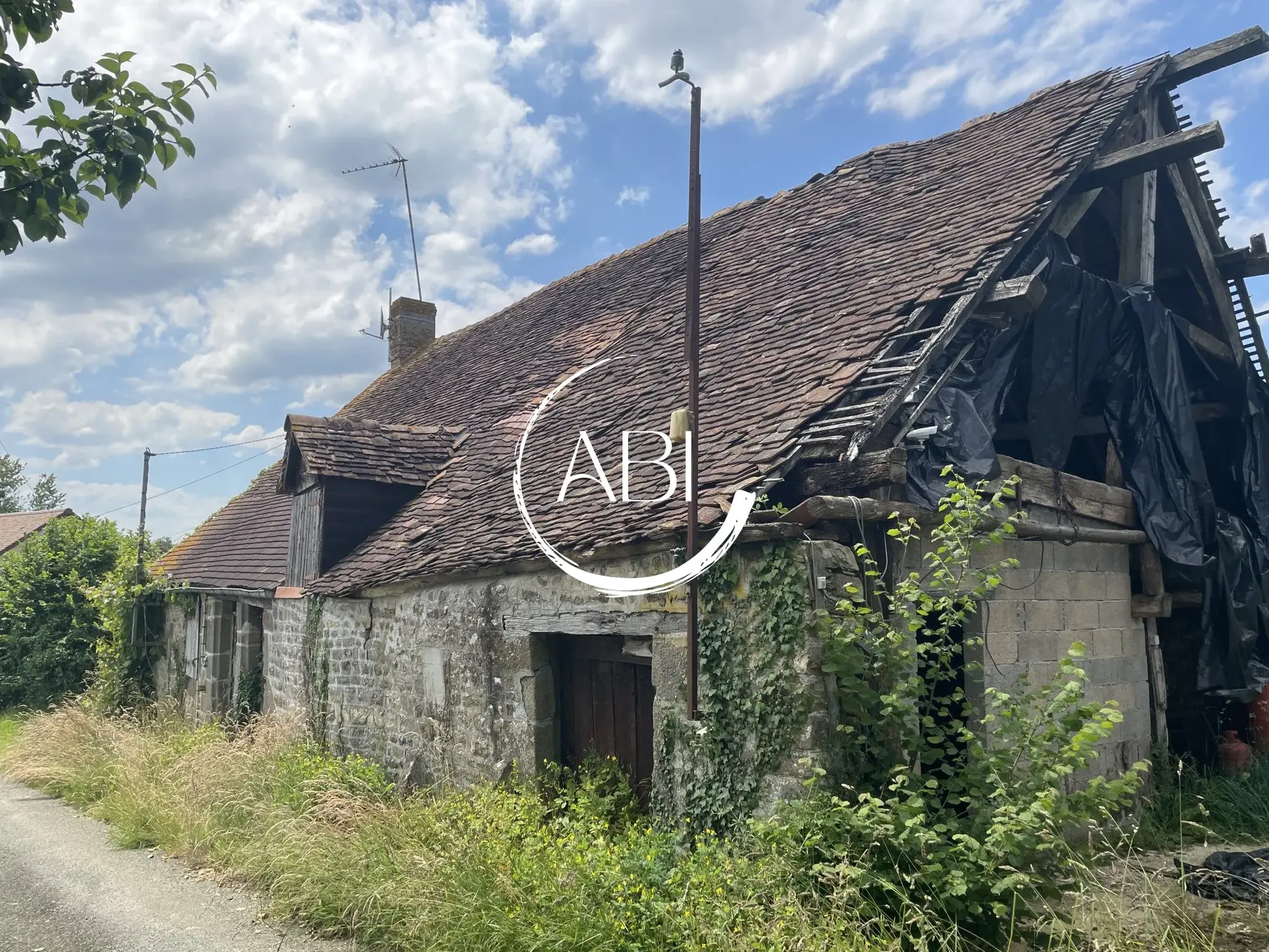 Longère en pierre à rénover avec vue sur la forêt et garage en campagne - 100 m² 