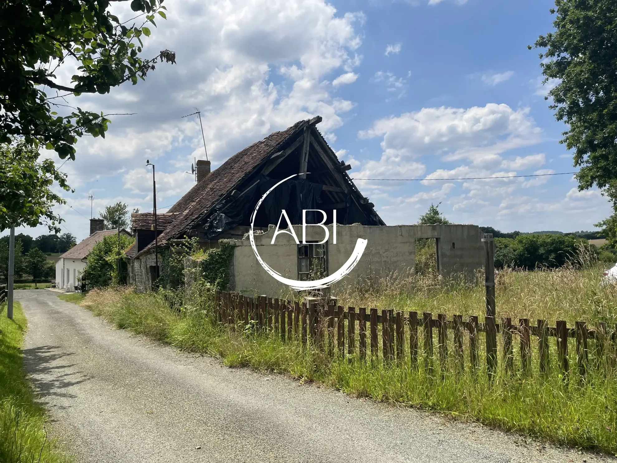 Longère en pierre à rénover avec vue sur la forêt et garage en campagne - 100 m² 