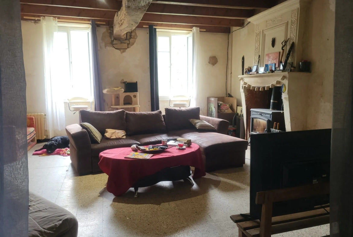 Grande maison à rénover avec vastes terrains à Courpignac (17130) 