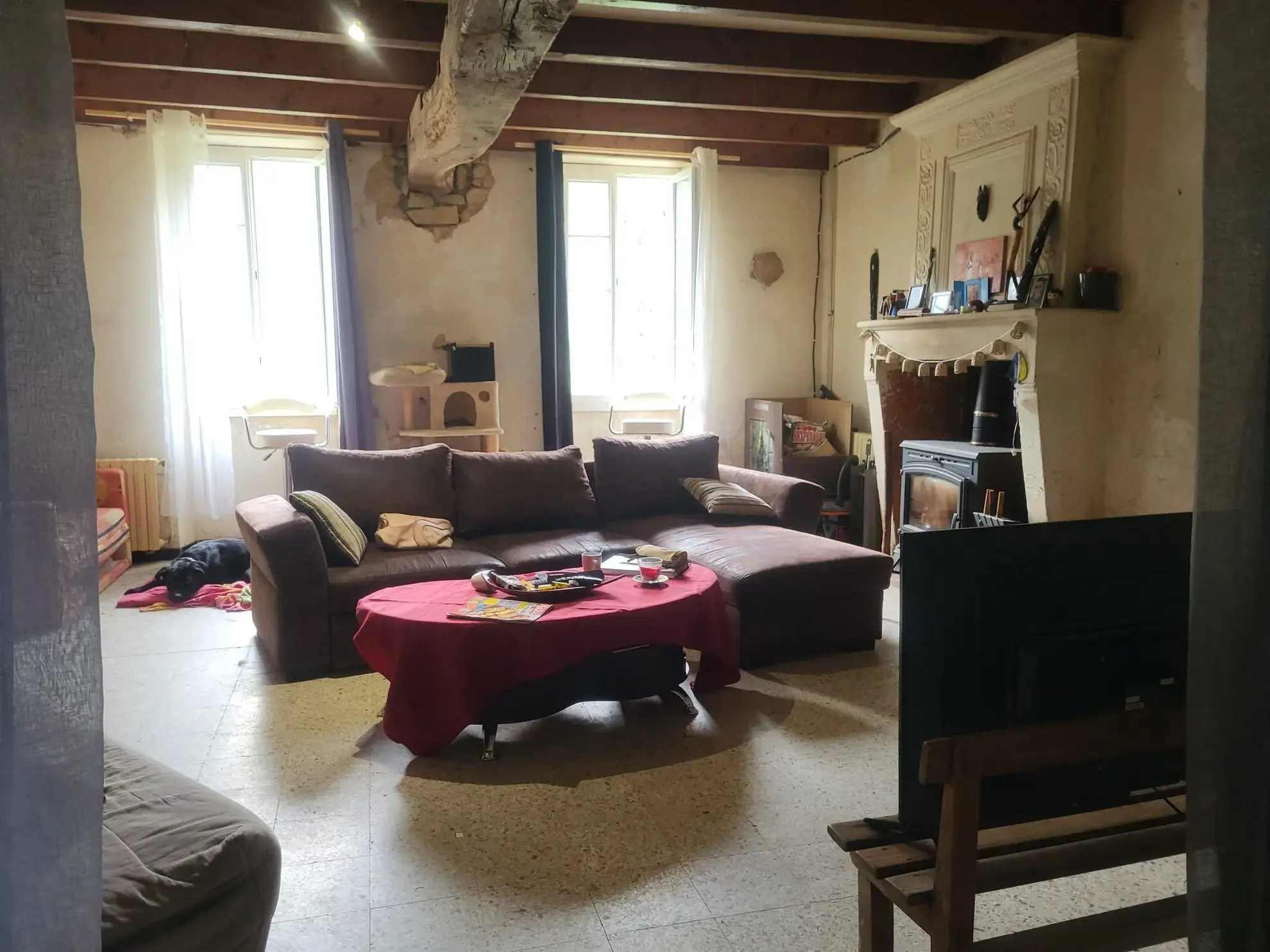 Grande maison à rénover avec vastes terrains à Courpignac (17130) 