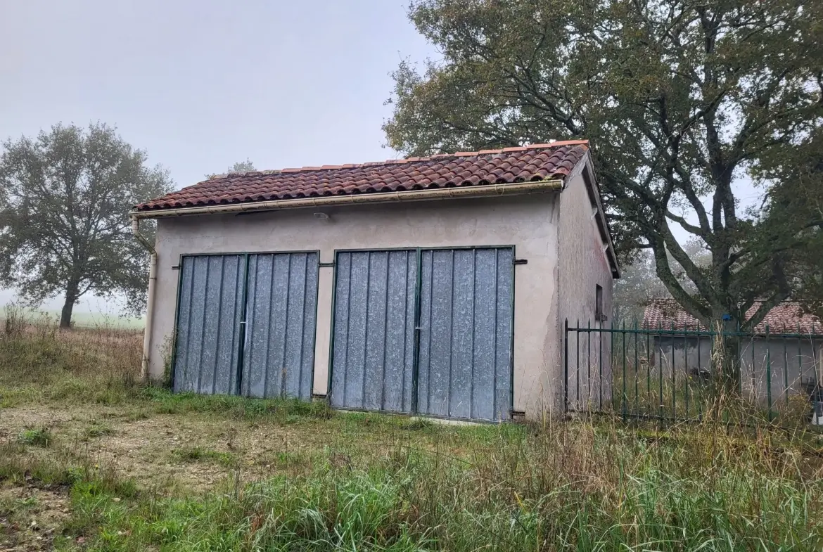 Grande maison à rénover avec vastes terrains à Courpignac (17130) 