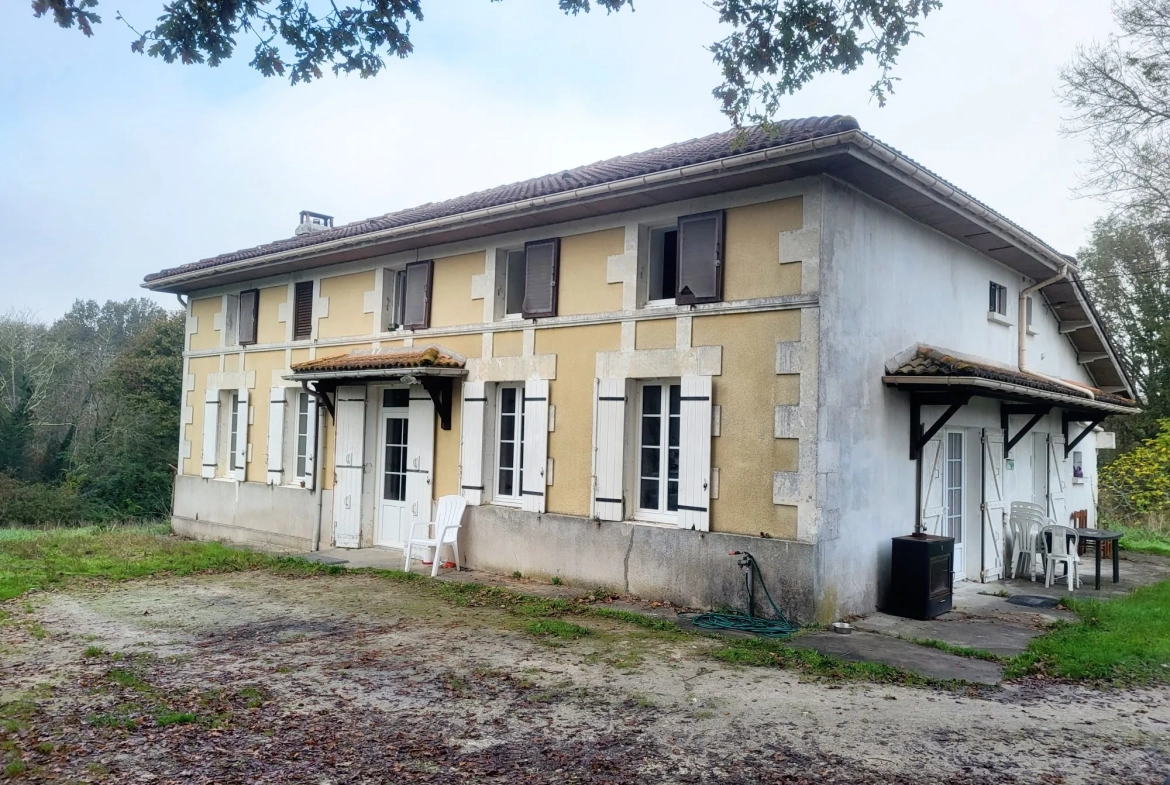 Grande maison à rénover avec vastes terrains à Courpignac (17130) 