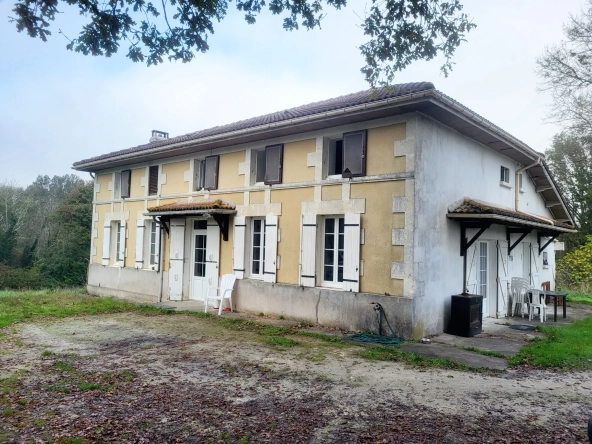 Grande maison à rénover avec vastes terrains à Courpignac (17130)