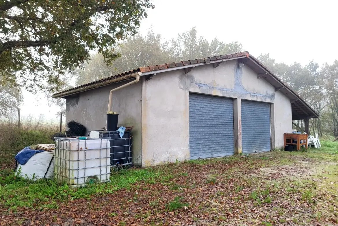 Grande maison à rénover avec vastes terrains à Courpignac (17130) 