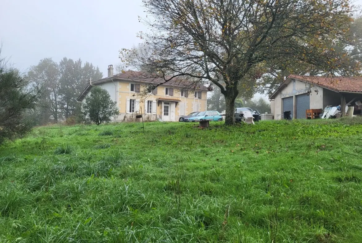 Grande maison à rénover avec vastes terrains à Courpignac (17130) 