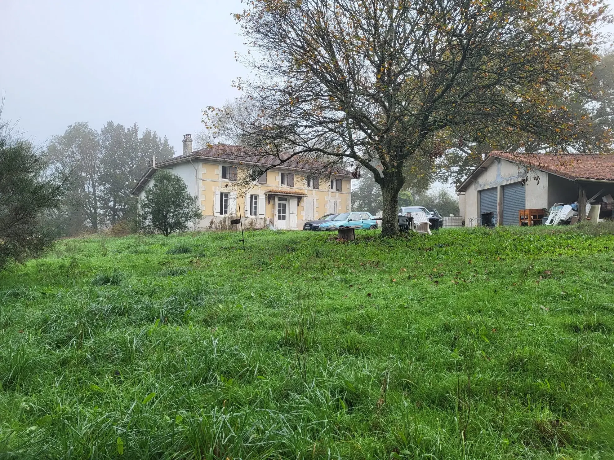 Grande maison à rénover avec vastes terrains à Courpignac (17130) 