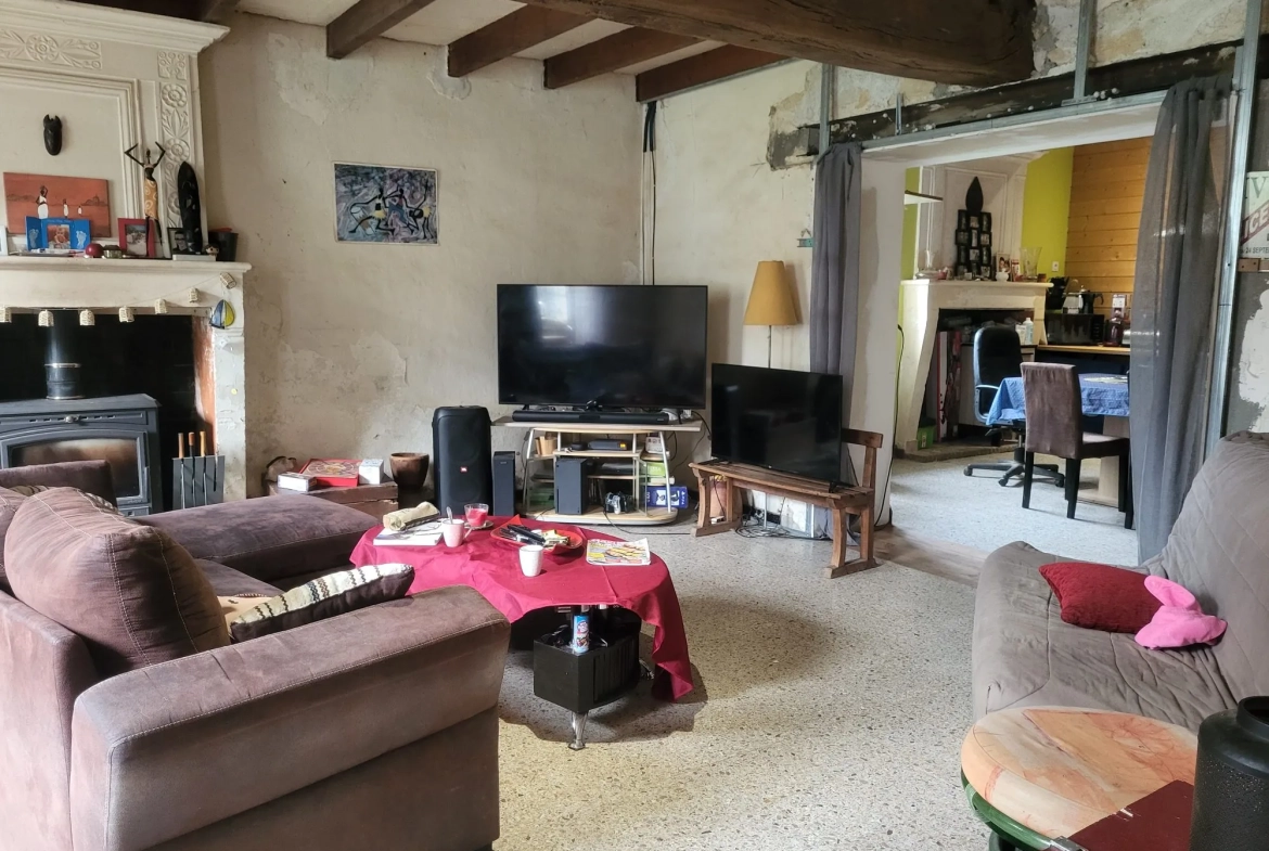 Grande maison à rénover avec vastes terrains à Courpignac (17130) 
