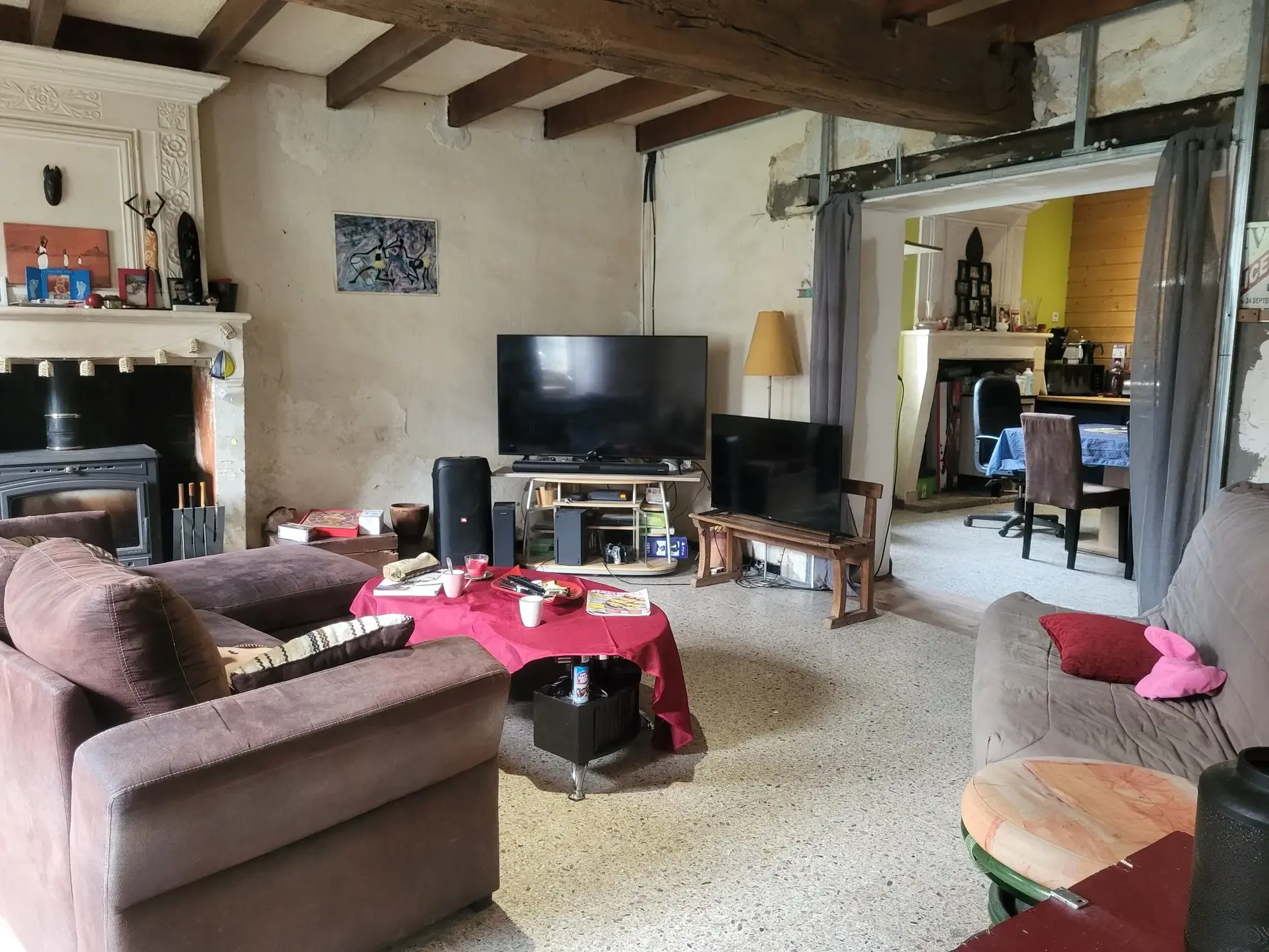 Grande maison à rénover avec vastes terrains à Courpignac (17130) 