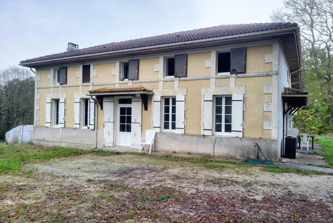 Grande maison à rénover avec vastes terrains à Courpignac (17130) 