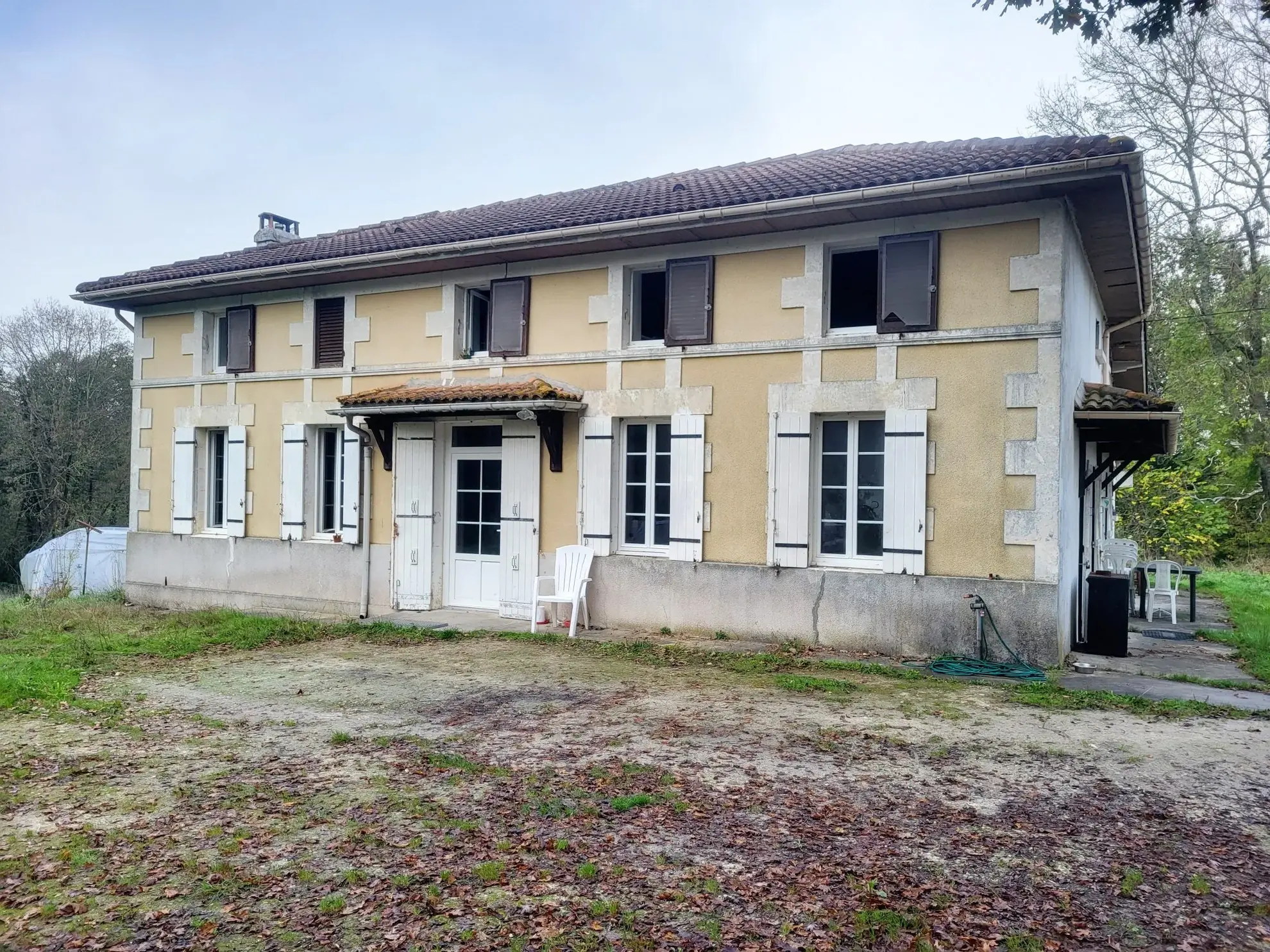 Grande maison à rénover avec vastes terrains à Courpignac (17130) 