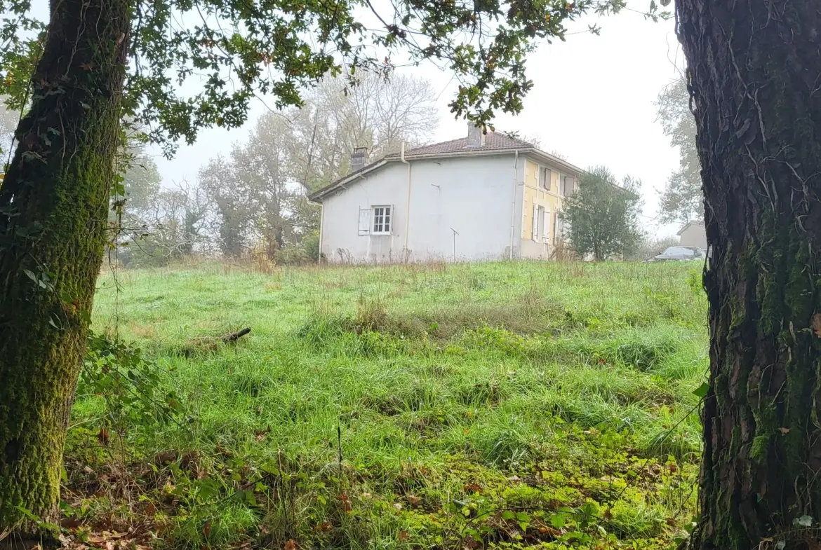 Grande maison à rénover avec vastes terrains à Courpignac (17130) 