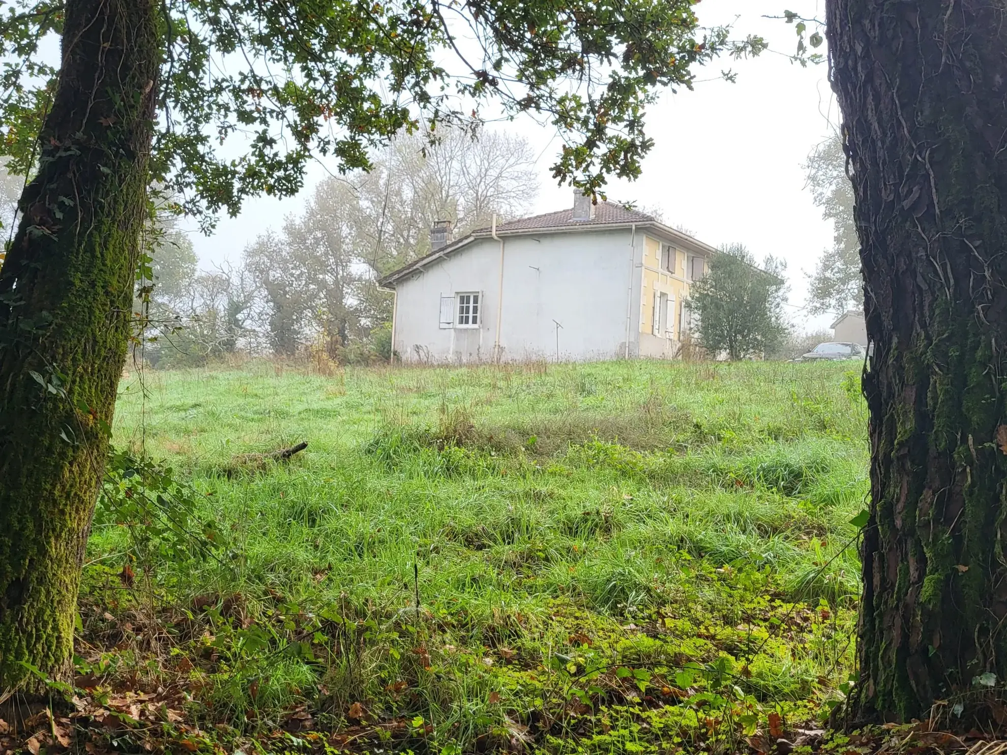 Grande maison à rénover avec vastes terrains à Courpignac (17130) 