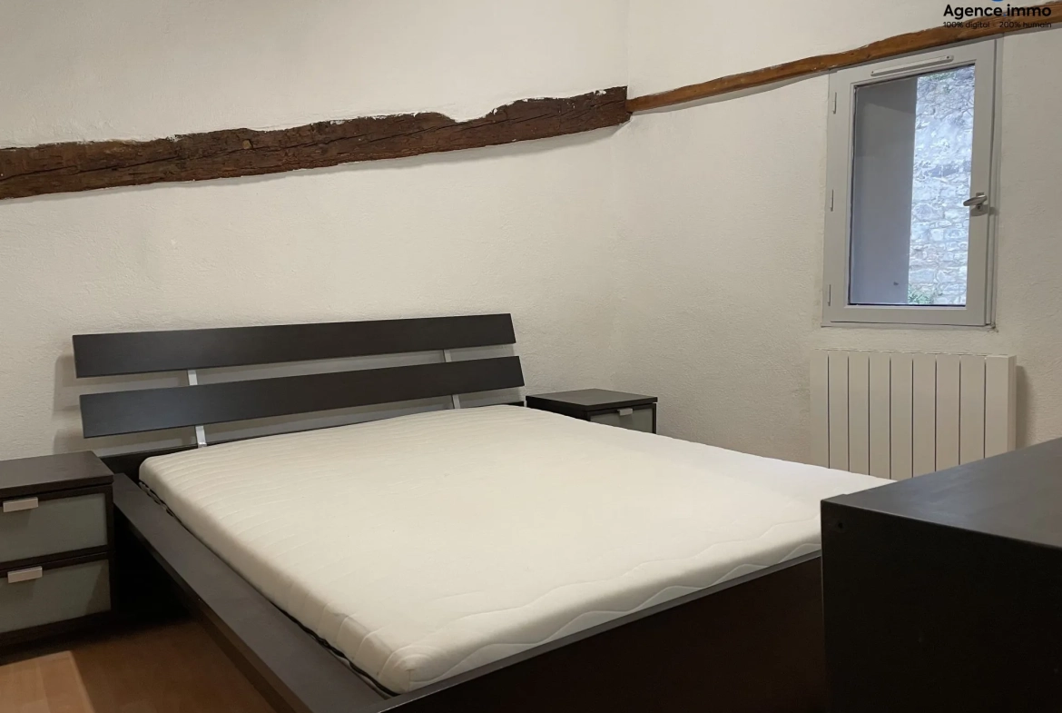 Chambre_appartement_36m²_Béziers_centre_ville Appartement T1 rénové 35,35 m² à Béziers - Dernier étage avec vue 