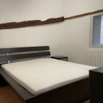 Chambre_appartement_36m²_Béziers_centre_ville Appartement T1 rénové 35,35 m² à Béziers - Dernier étage avec vue