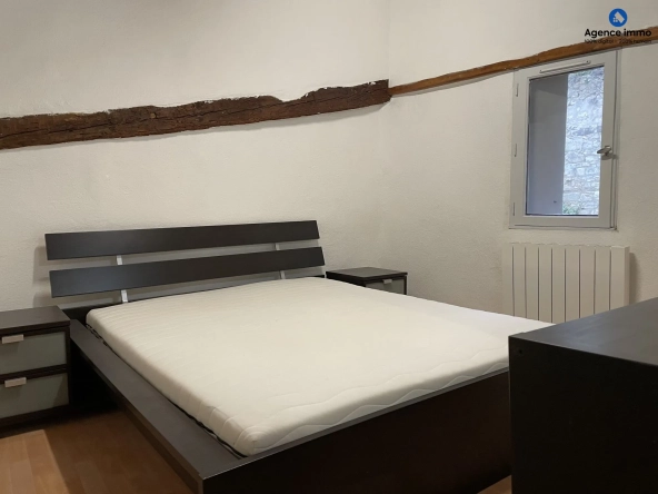 Chambre_appartement_36m²_Béziers_centre_ville Appartement T1 rénové 35,35 m² à Béziers - Dernier étage avec vue