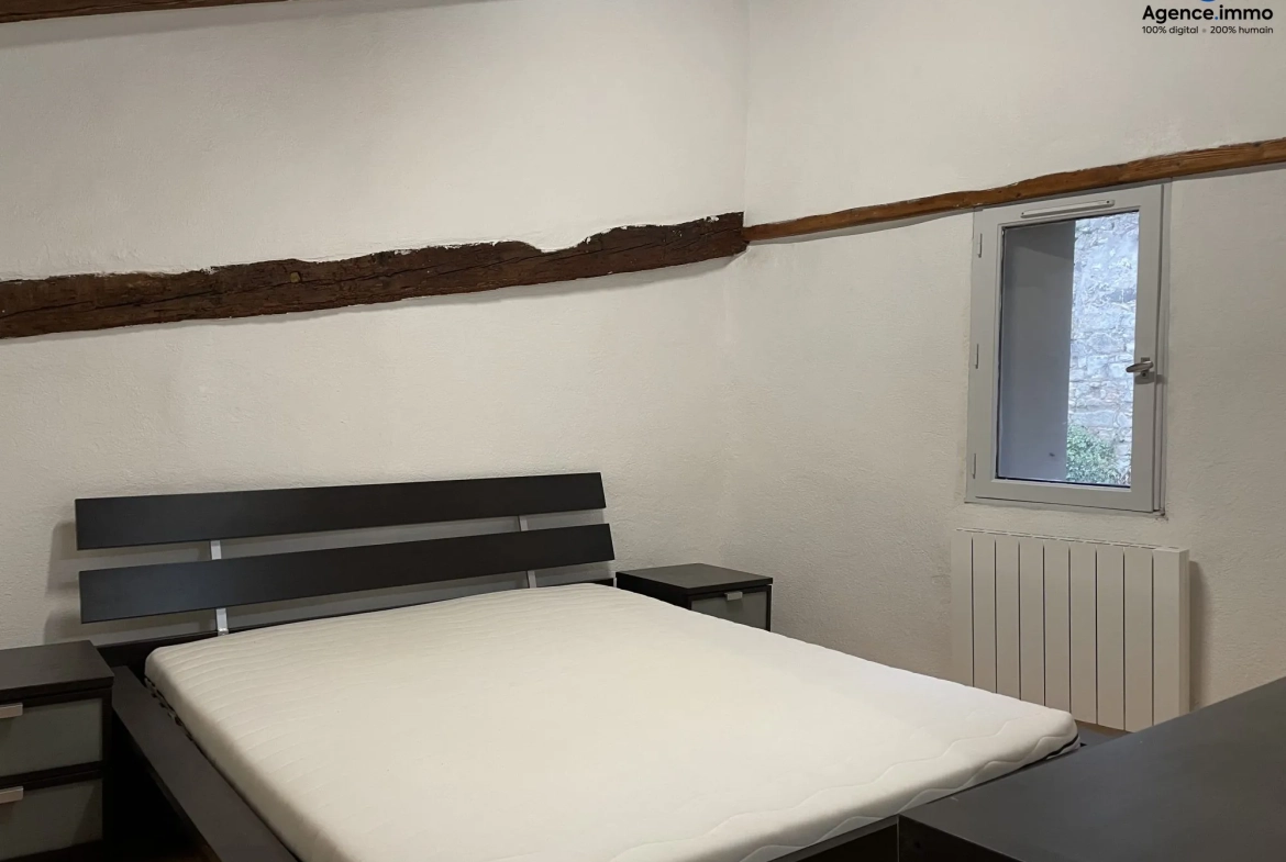 Chambre_appartement_36m²_Béziers_centre_ville Appartement T1 rénové 35,35 m² à Béziers - Dernier étage avec vue 