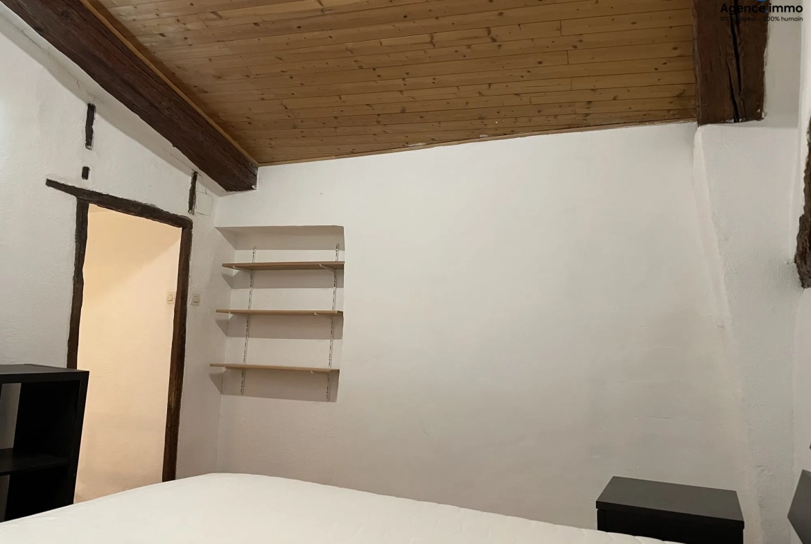 Chambre_appartement_36m²_Béziers_centre_ville Appartement T1 rénové 35,35 m² à Béziers - Dernier étage avec vue 
