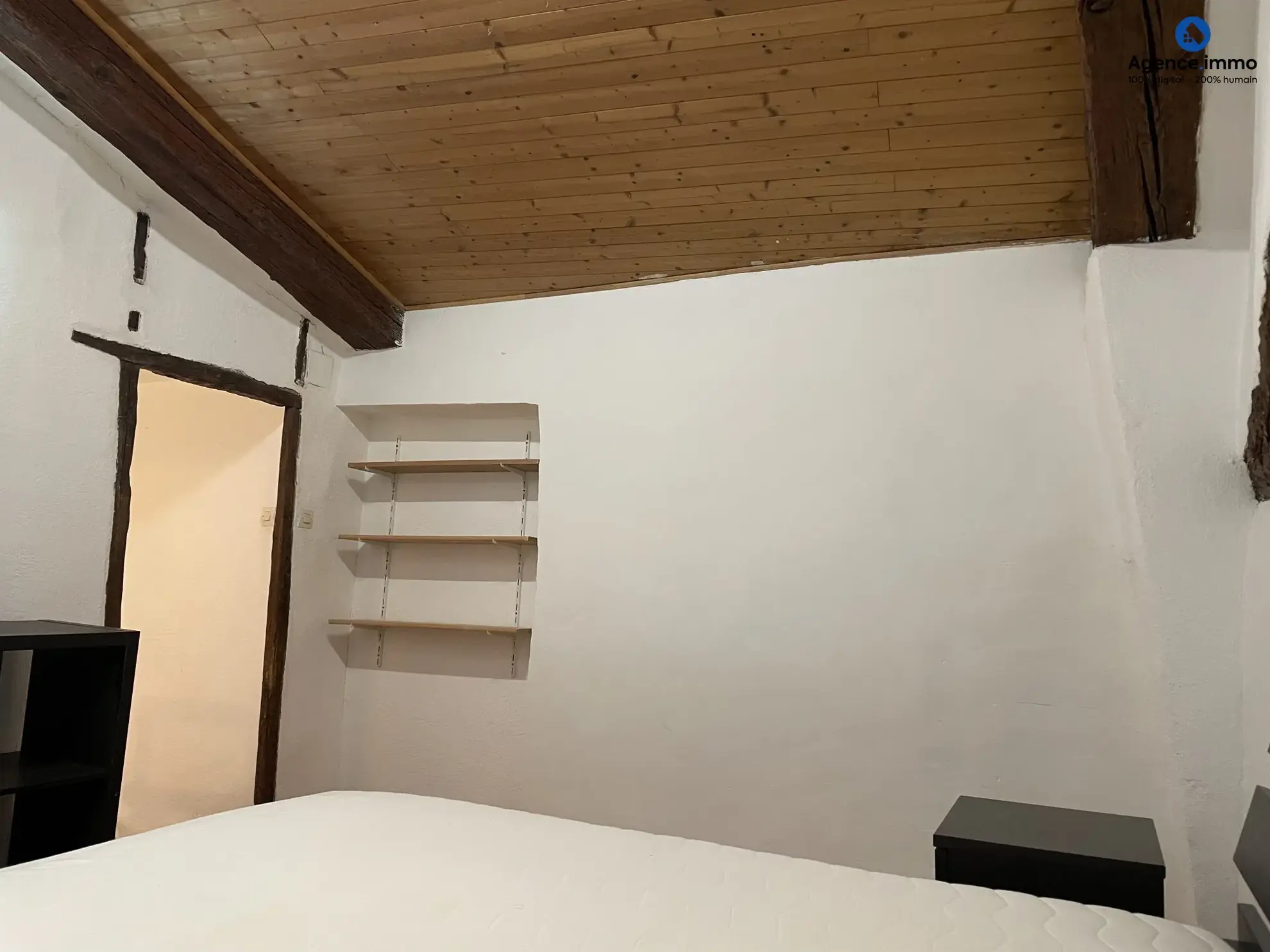 Chambre_appartement_36m²_Béziers_centre_ville Appartement T1 rénové 35,35 m² à Béziers - Dernier étage avec vue 