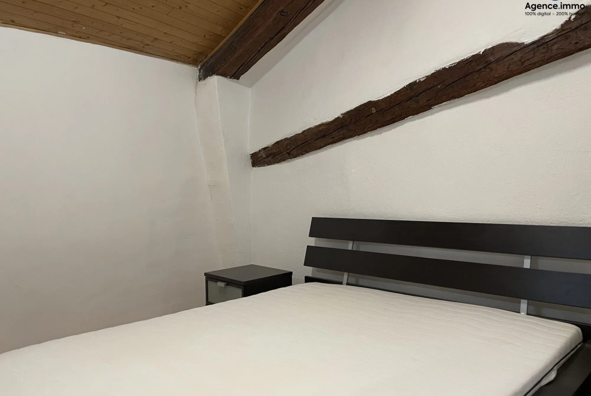 Chambre_appartement_36m²_Béziers_centre_ville Appartement T1 rénové 35,35 m² à Béziers - Dernier étage avec vue 