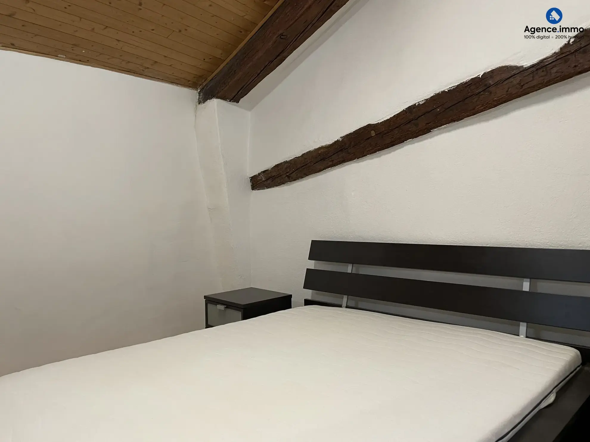 Chambre_appartement_36m²_Béziers_centre_ville Appartement T1 rénové 35,35 m² à Béziers - Dernier étage avec vue 