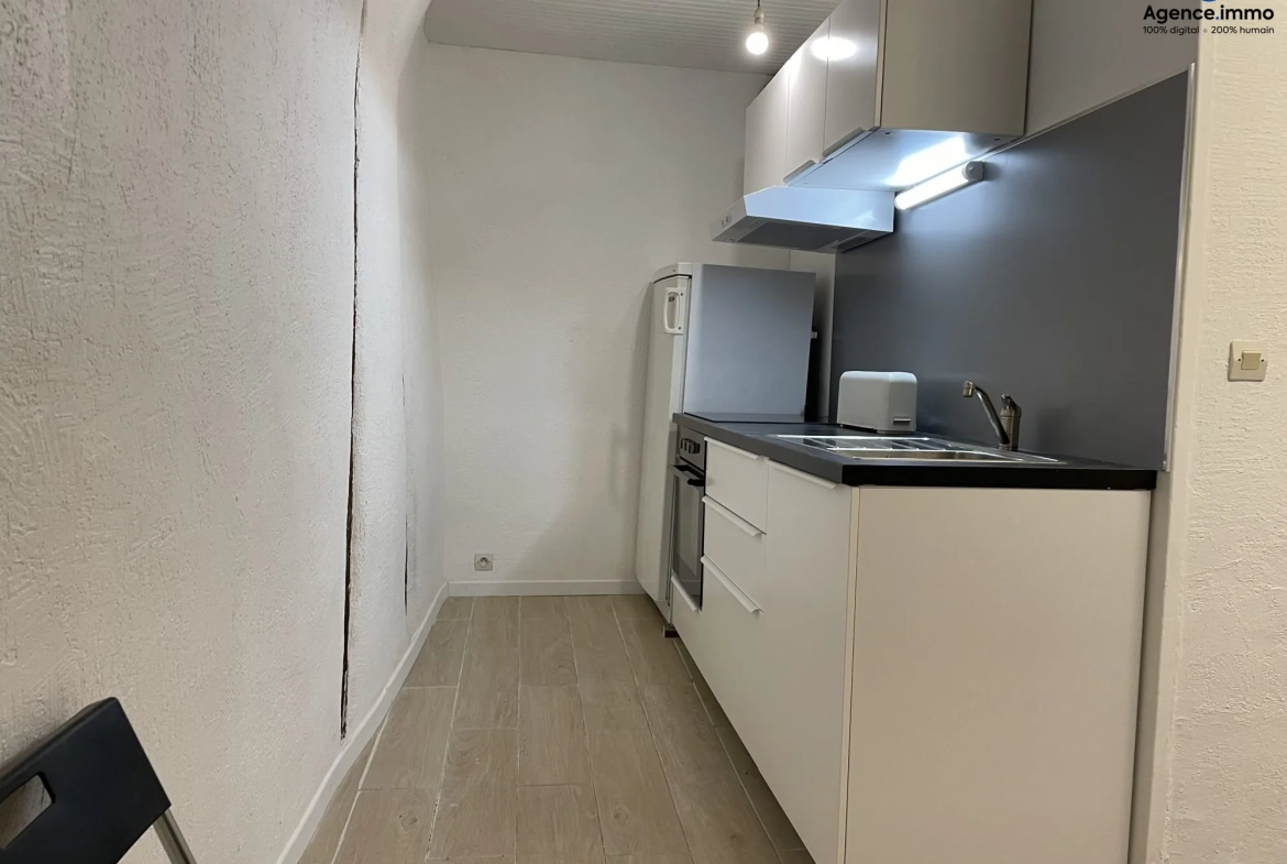 Cuisine_appartement_36m²_Béziers_centre_ville_5 Appartement T1 rénové 35,35 m² à Béziers - Dernier étage avec vue 