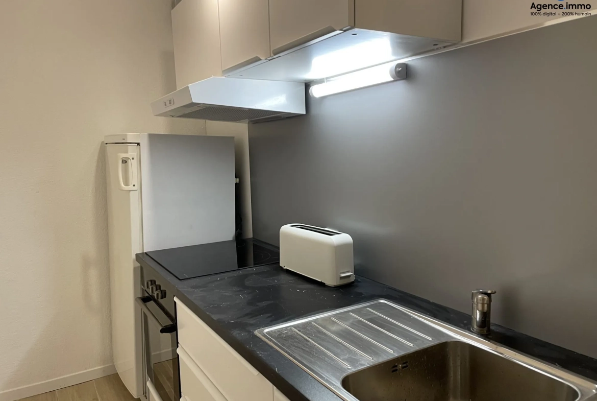 Cuisine_appartement_36m²_Béziers_centre_ville_5 Appartement T1 rénové 35,35 m² à Béziers - Dernier étage avec vue 