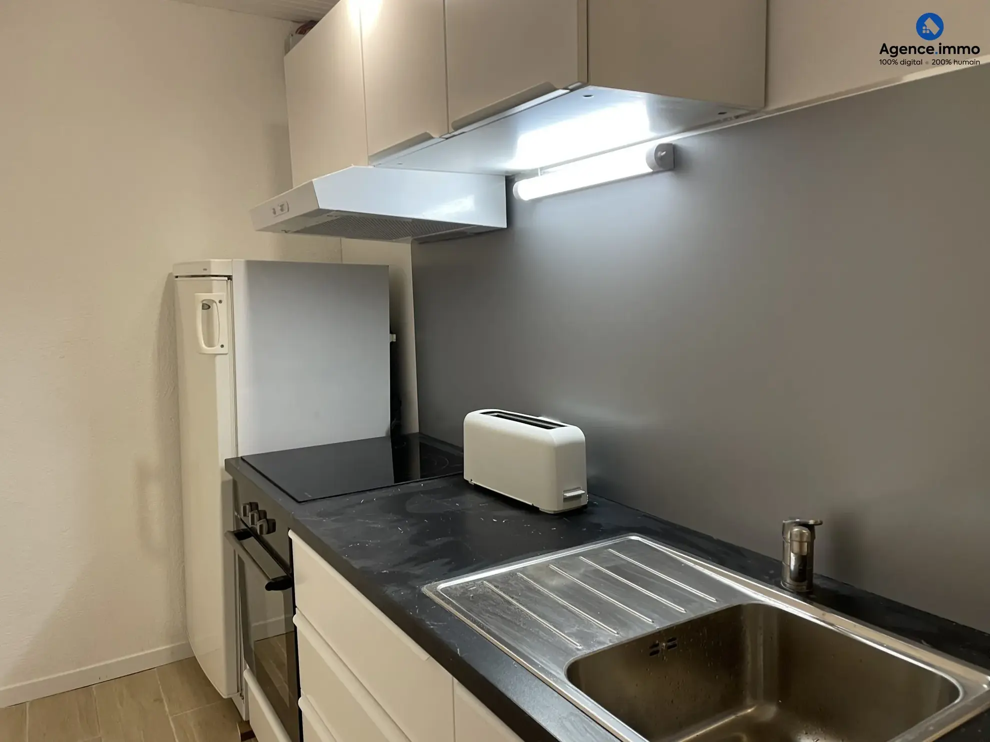 Cuisine_appartement_36m²_Béziers_centre_ville_5 Appartement T1 rénové 35,35 m² à Béziers - Dernier étage avec vue 
