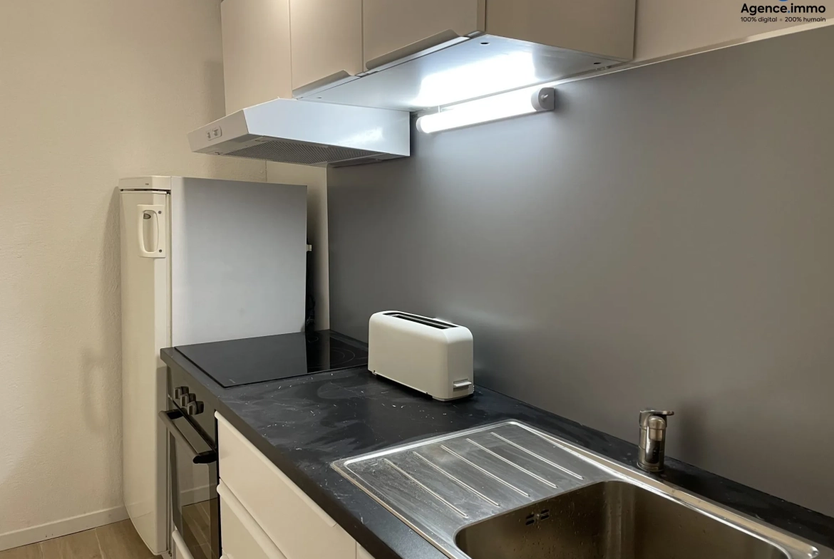 Cuisine_appartement_36m²_Béziers_centre_ville_5 Appartement T1 rénové 35,35 m² à Béziers - Dernier étage avec vue 