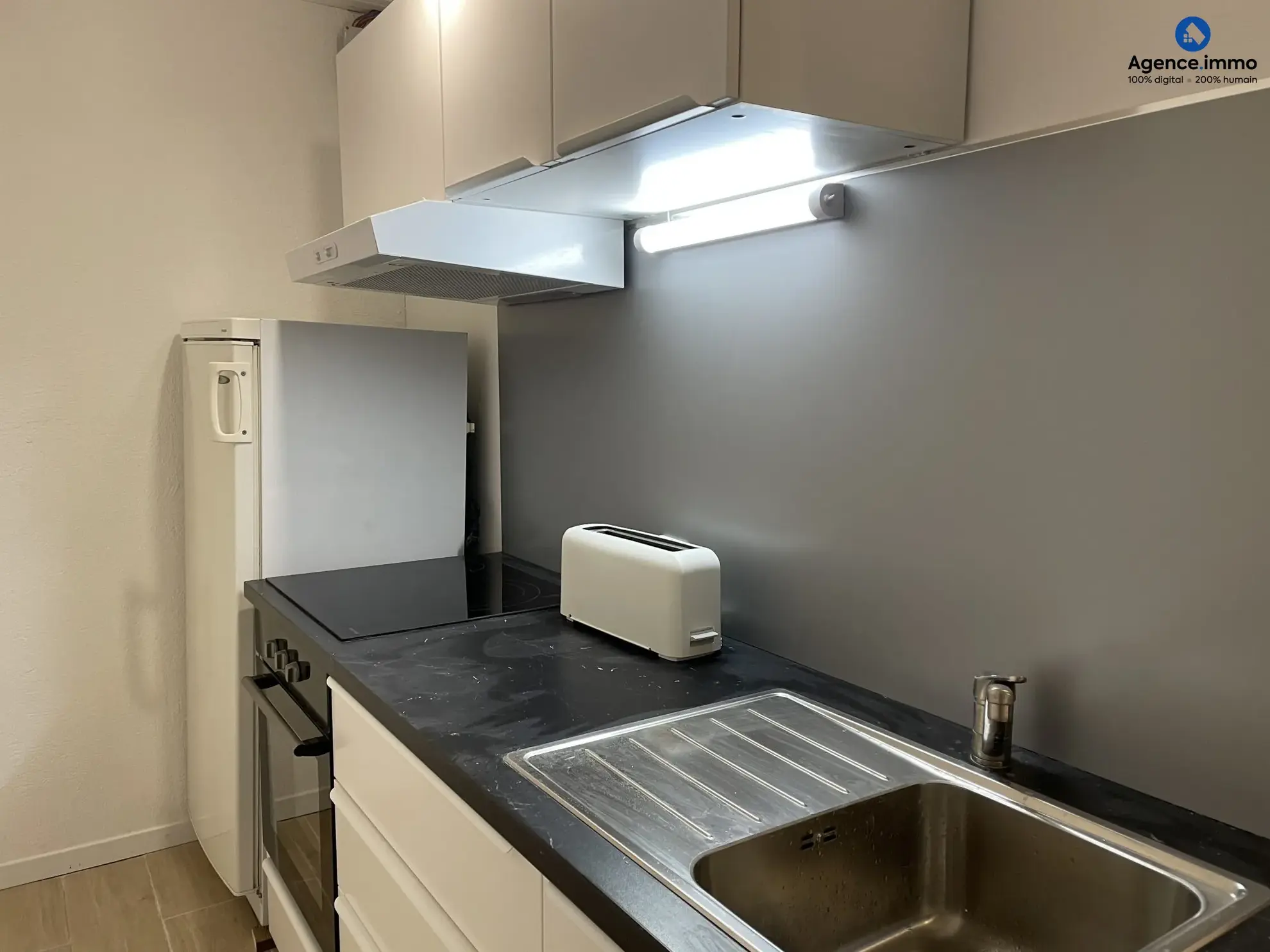 Cuisine_appartement_36m²_Béziers_centre_ville_5 Appartement T1 rénové 35,35 m² à Béziers - Dernier étage avec vue 