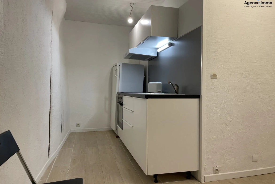 Cuisine_appartement_36m²_Béziers_centre_ville_5 Appartement T1 rénové 35,35 m² à Béziers - Dernier étage avec vue 