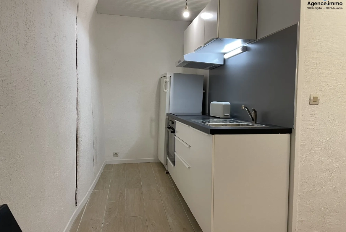 Cuisine_appartement_36m²_Béziers_centre_ville_5 Appartement T1 rénové 35,35 m² à Béziers - Dernier étage avec vue 