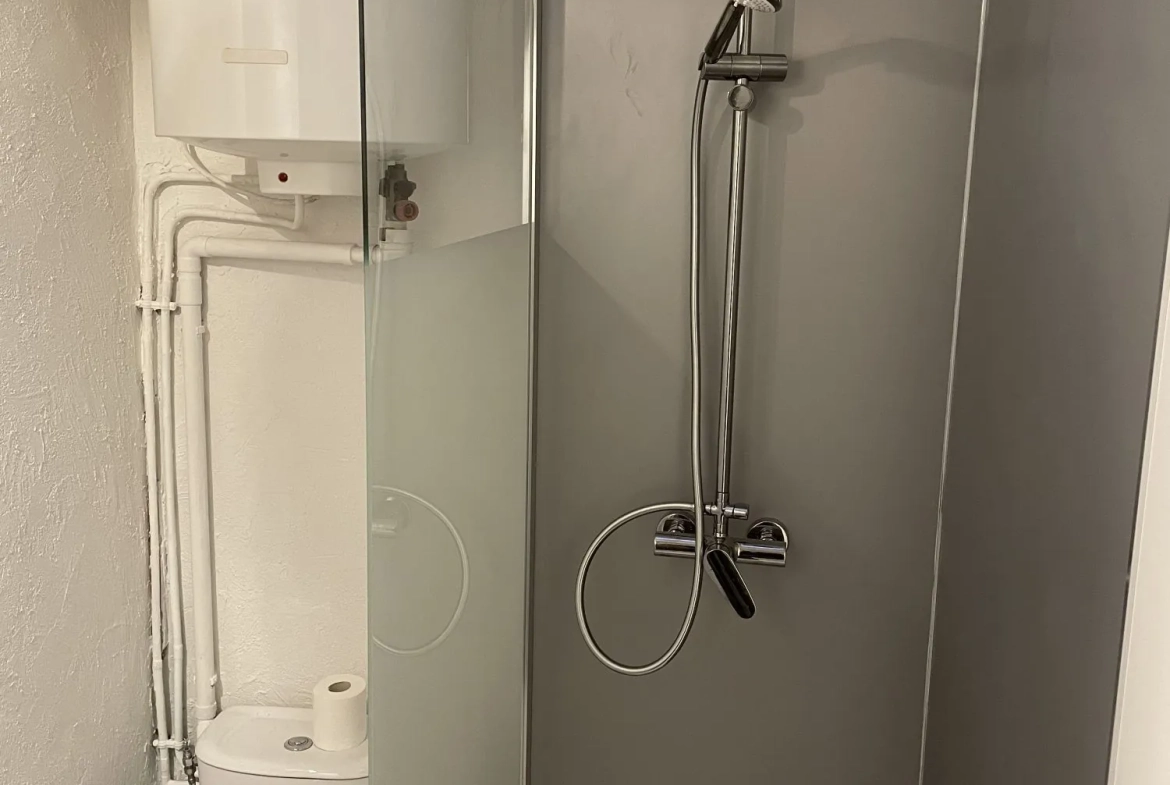 Salle_d_eau_appartement_36m²_Béziers_centre_ville Appartement T1 rénové 35,35 m² à Béziers - Dernier étage avec vue 