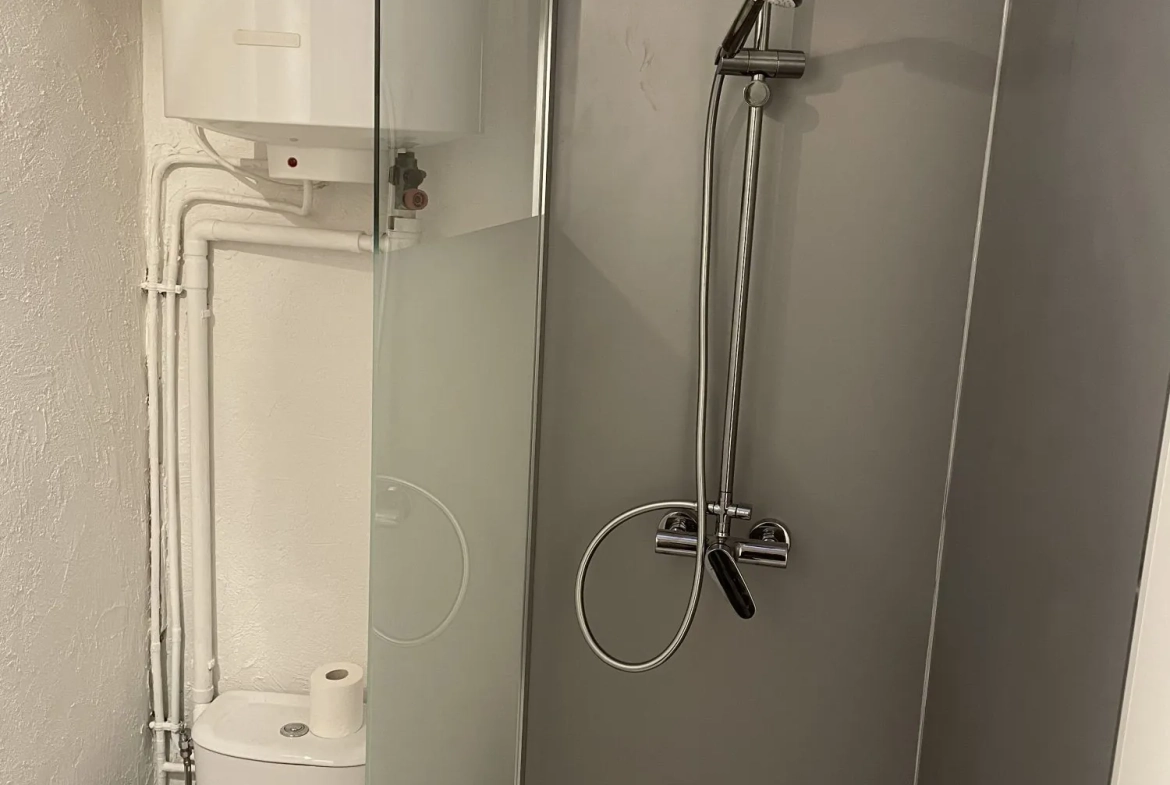Salle_d_eau_appartement_36m²_Béziers_centre_ville Appartement T1 rénové 35,35 m² à Béziers - Dernier étage avec vue 