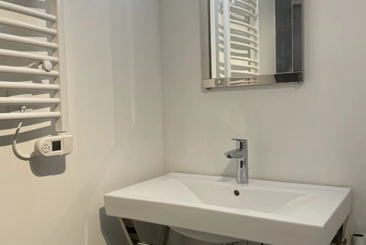 Salle_d_eau_appartement_36m²_Béziers_centre_ville Appartement T1 rénové 35,35 m² à Béziers - Dernier étage avec vue 