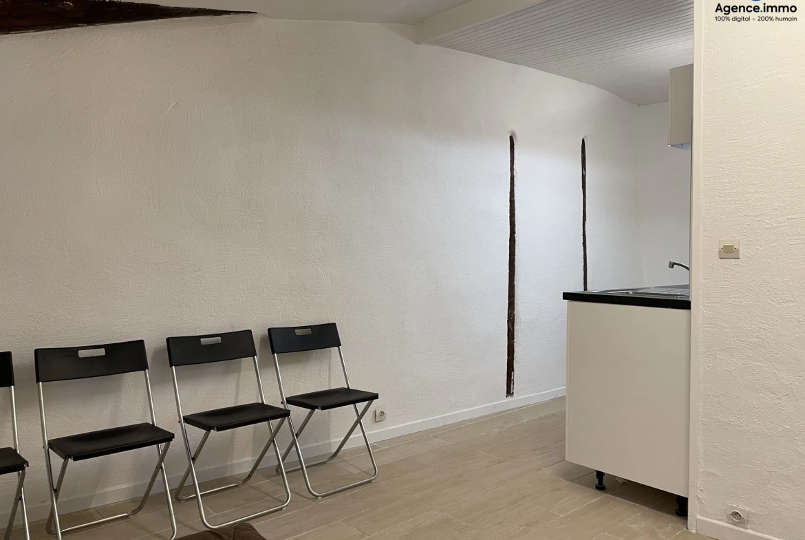 Séjour_appartement_36m²_Béziers_centre_ville Appartement T1 rénové 35,35 m² à Béziers - Dernier étage avec vue 