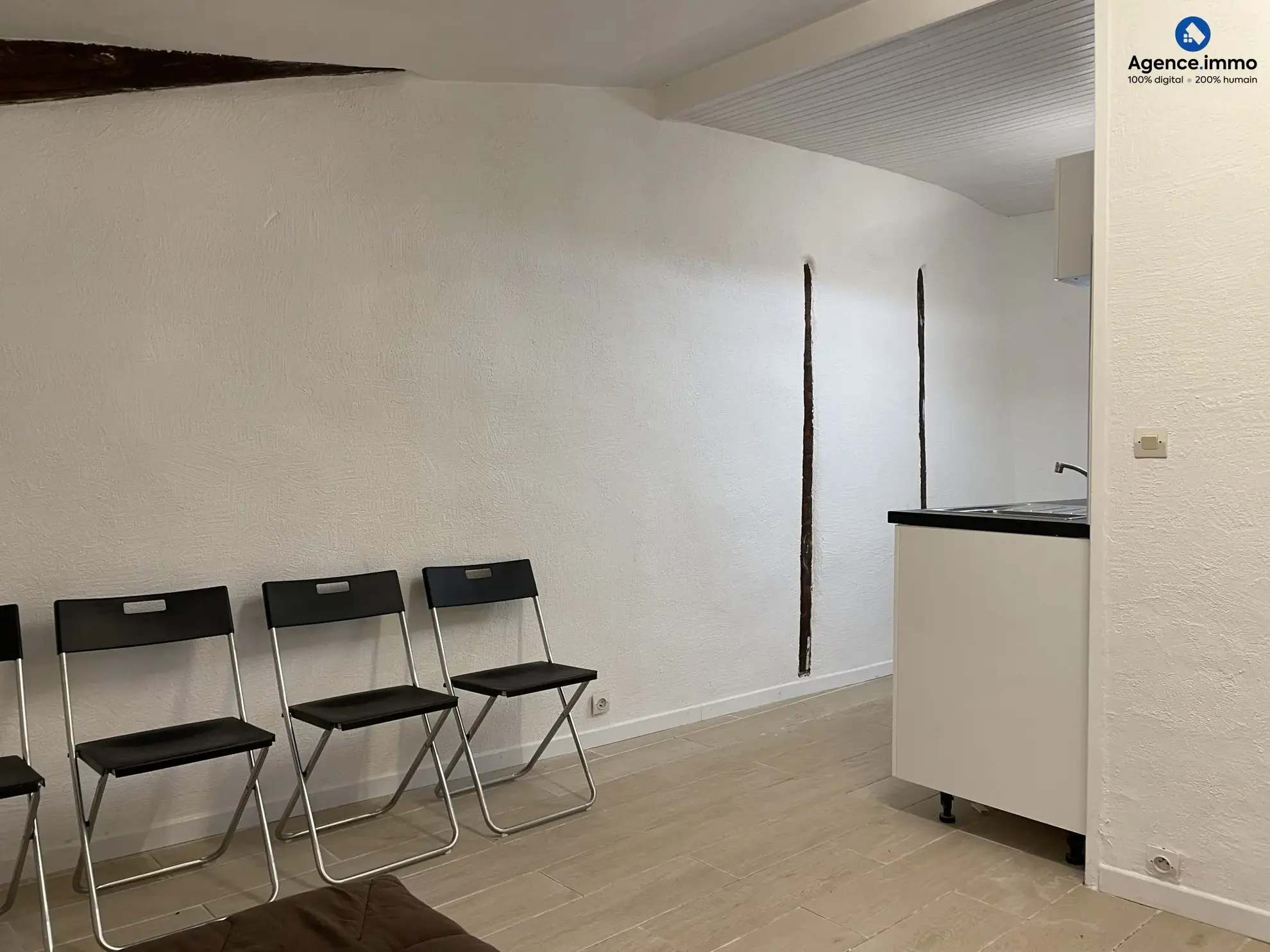 Séjour_appartement_36m²_Béziers_centre_ville Appartement T1 rénové 35,35 m² à Béziers - Dernier étage avec vue 