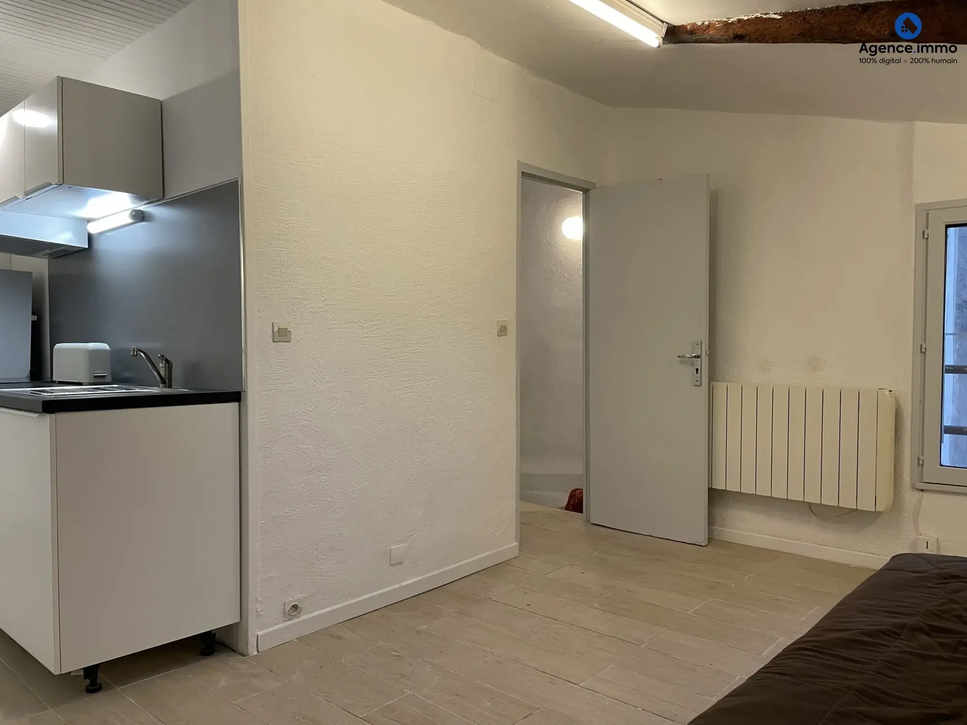 Séjour_appartement_36m²_Béziers_centre_ville Appartement T1 rénové 35,35 m² à Béziers - Dernier étage avec vue 
