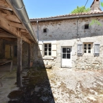 Maison de village en pierre à rénover avec grand terrain à Busserolles