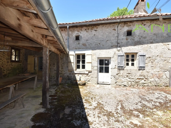 Maison de village en pierre à rénover avec grand terrain à Busserolles