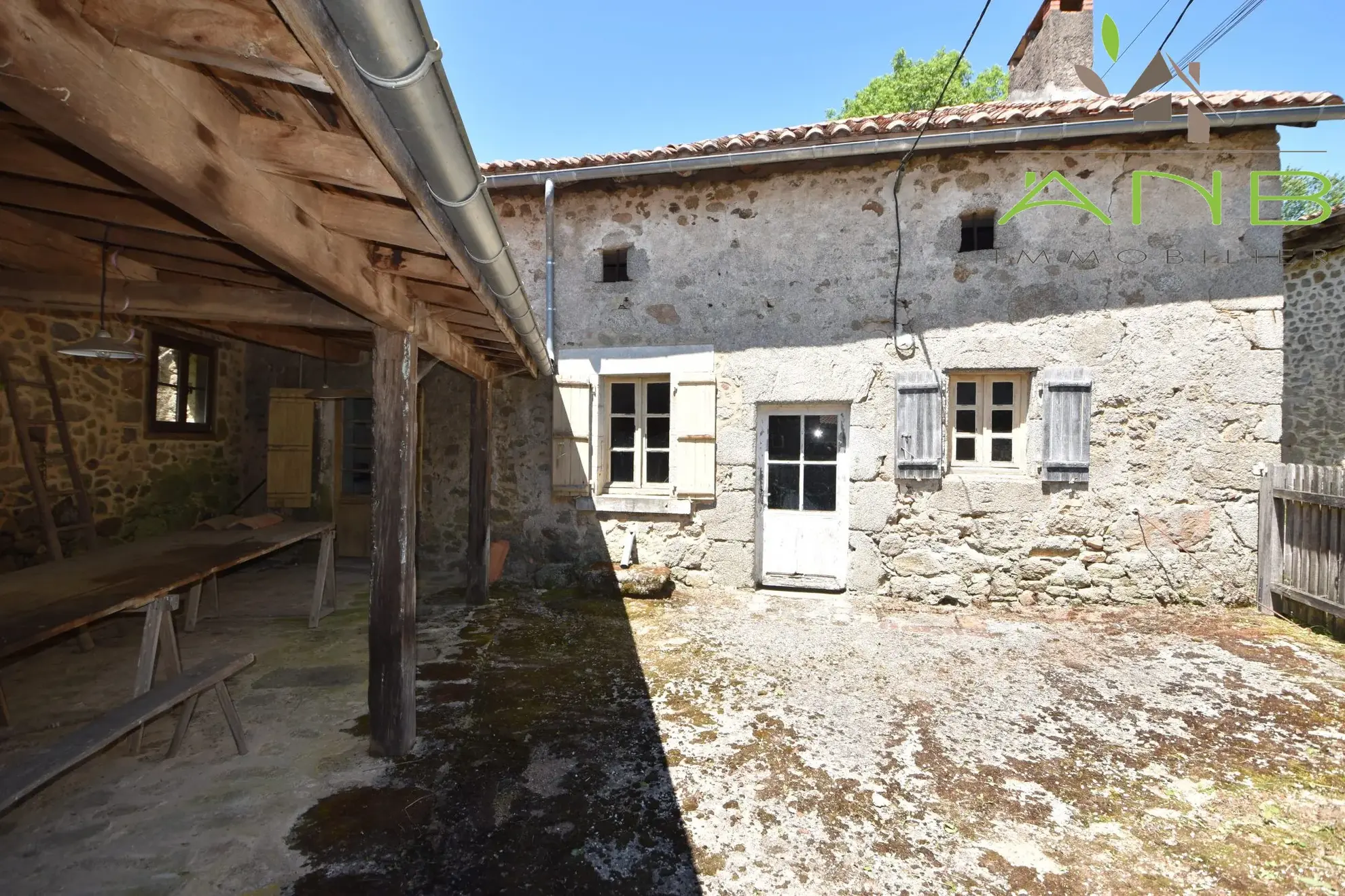 Maison de village en pierre à rénover avec grand terrain à Busserolles 