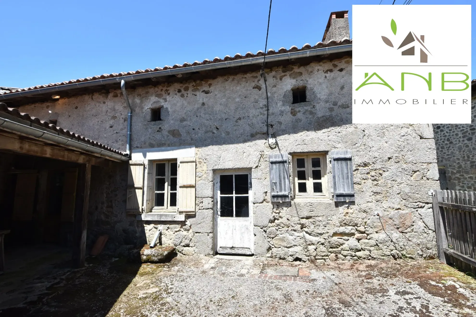 Maison de village en pierre à rénover avec grand terrain à Busserolles 
