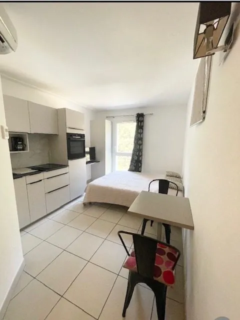 STUDIO AIX 1 Studio meublé à vendre à Aix-en-Provence, proche centre et commerces 