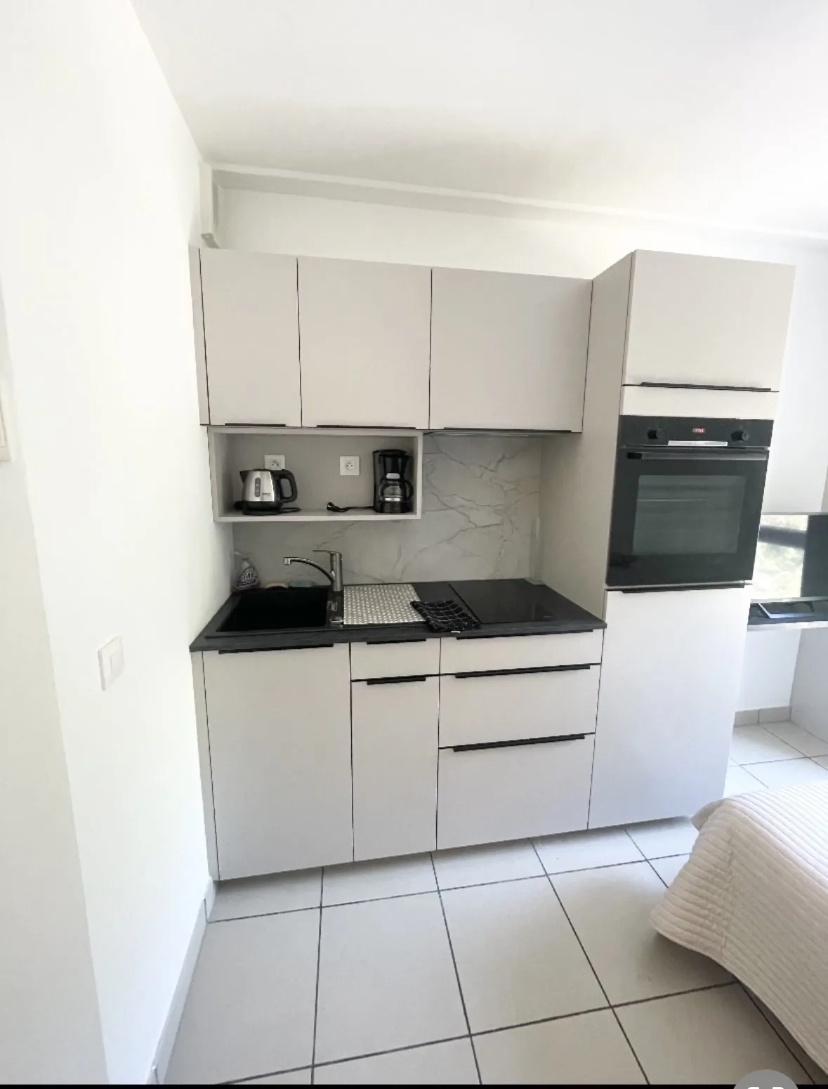 STUDIO AIX 2 Studio meublé à vendre à Aix-en-Provence, proche centre et commerces 